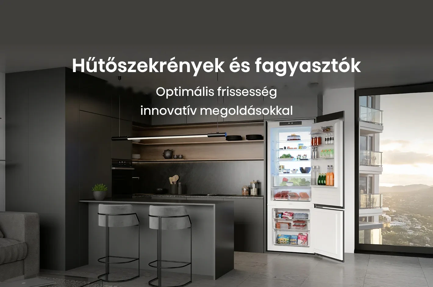 Nyitott Hisense hűtőszekrény a konyhában Nyitott Hisense hűtőszekrény a konyhában