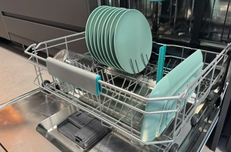 Image showing bottom tray of dishwasher stacked correctly Image showing bottom tray of dishwasher stacked correctly