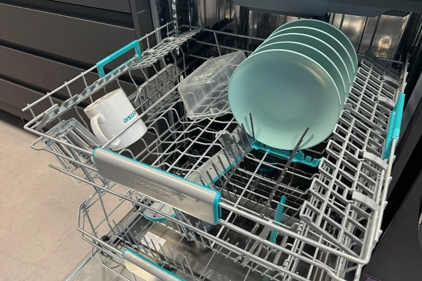 Image showing correctly stacked middle tray of dishwasher Image showing correctly stacked middle tray of dishwasher