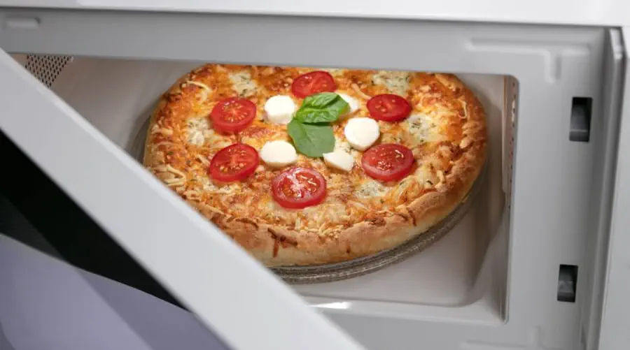 hisense_microwave_detail_white_inside_pizza_900x500.webp